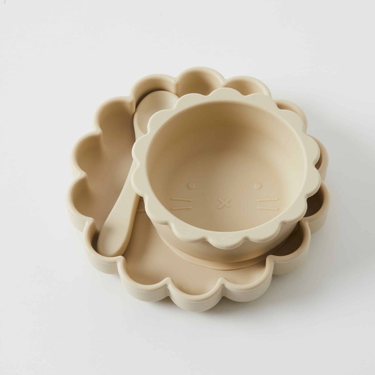 Présentation d'un ensemble repas pour bébé beige comprenant une assiette, un bol et une cuillère.