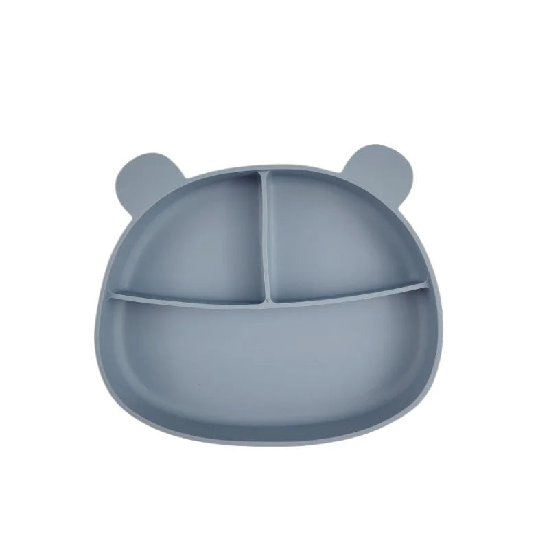 Présentation d'une assiette pour bébé bleu gris en forme d'ours, avec des compartiments.