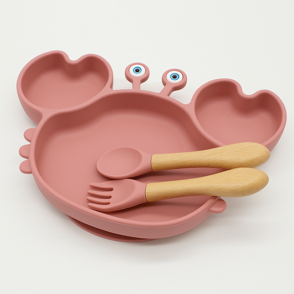 Présentation d’une assiette en forme de crabe avec ses couverts de couleurs rose.