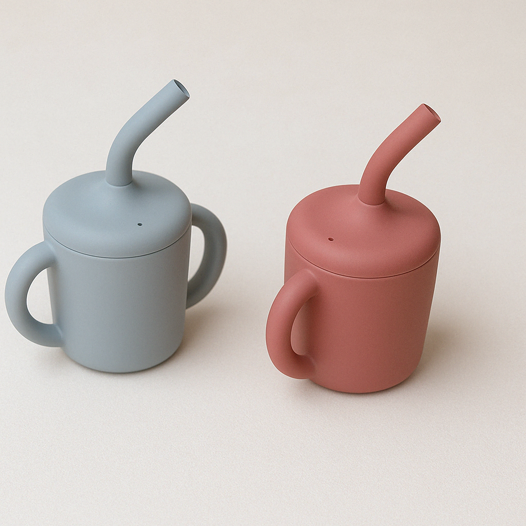 Présentation de deux tasse en silicone pour enfants, avec paille de couleur différente, une bleue et une rose.