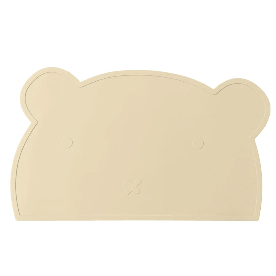 Présentation d'un set de table en forme d'ours pour bébé en silicone beige.