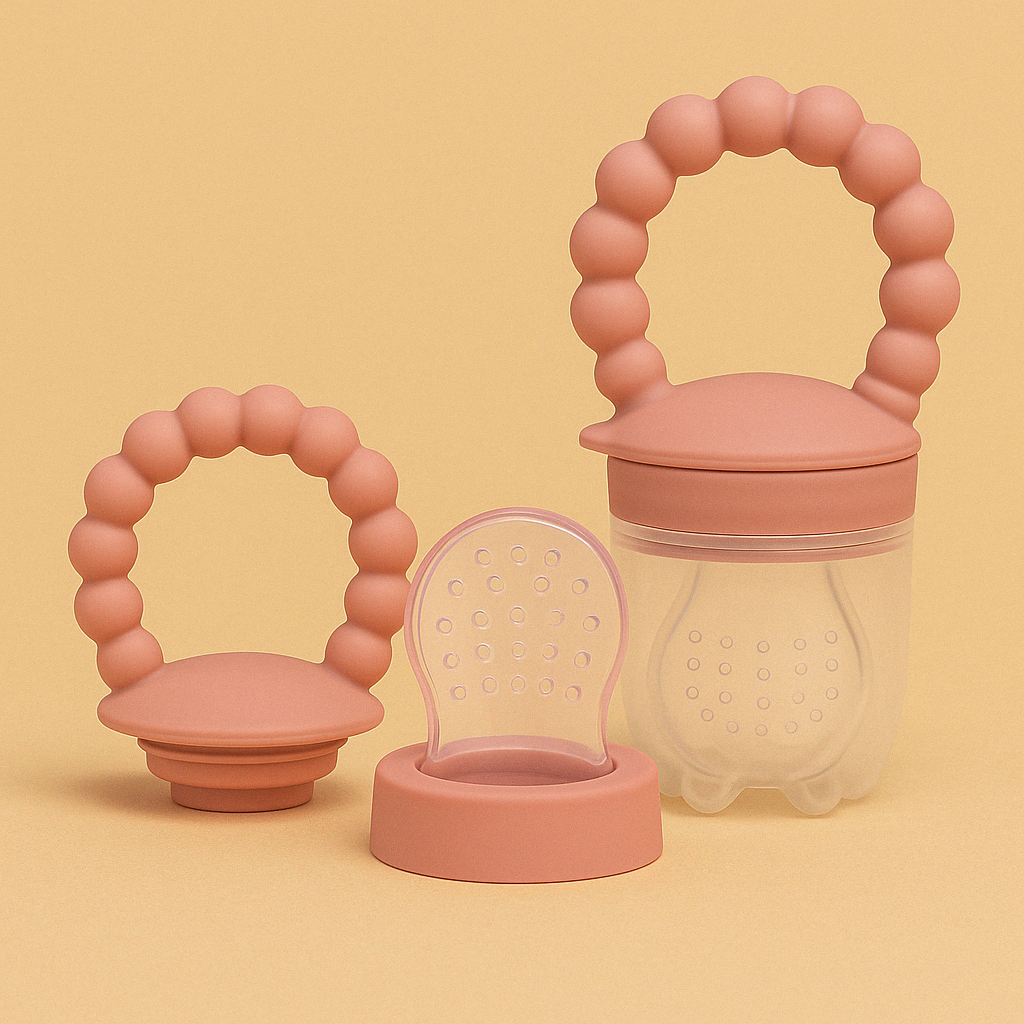 Présentation d’une image produit d’une tétine grignoteuse ouverte et une autre fermer de couleur rose sur un fond beige 
