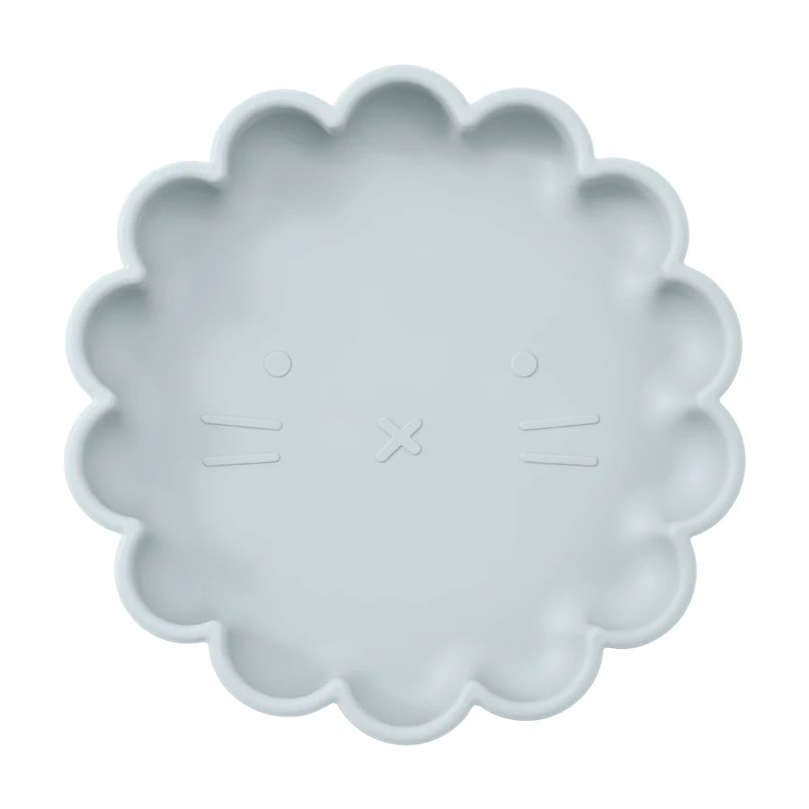 Présentation d'une assiette pour bébé en silicone bleu clair.
