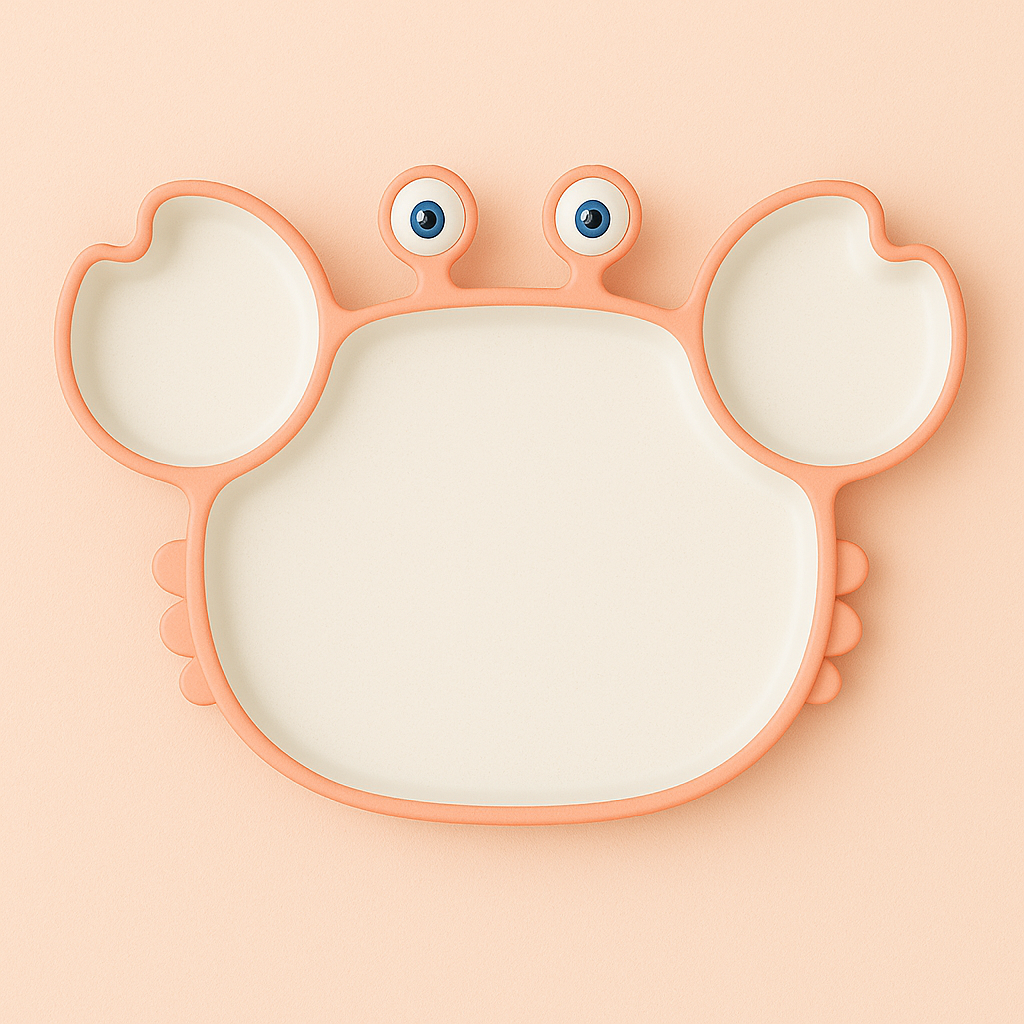 Présentation d’une image sur lequel on y vois une assiette pour enfant en silicone en forme de crabe de couleur rose claire qui a un fond blanc. 