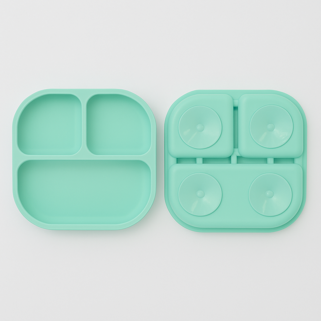 Présentation d’une assiette forme carrée recto verso qui a 3 compartiments de couleurs vert turquoise. 