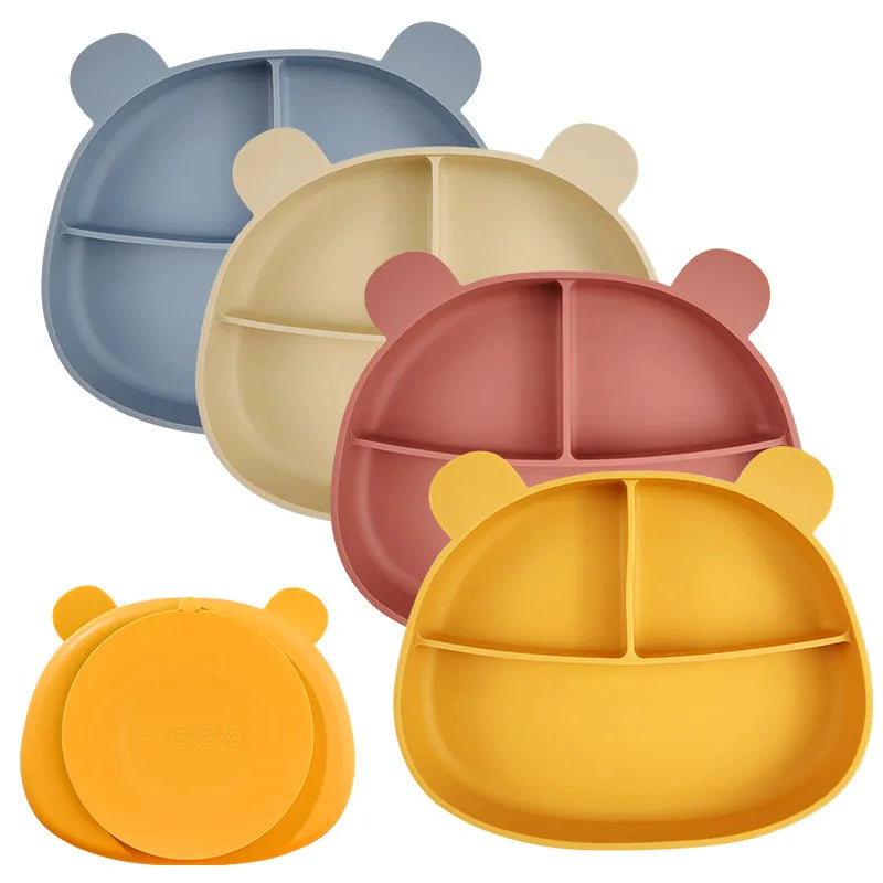 Présentation d'un ensemble d'assiettes pour bébé en silicone en forme d'ours, de différentes couleurs et avec des compartiments.