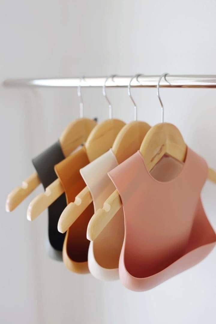 Présentation de plusieurs bavoir de différente couleurs 