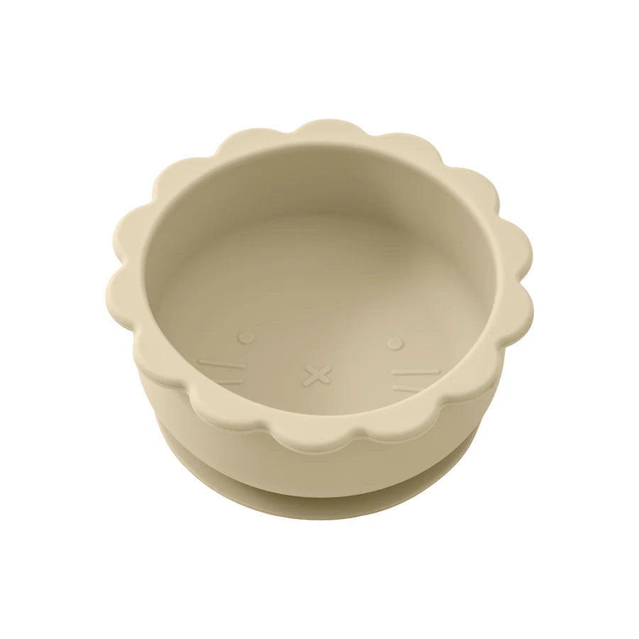 Présentation d'un bol anti-déversement pour bébé en silicone beige.