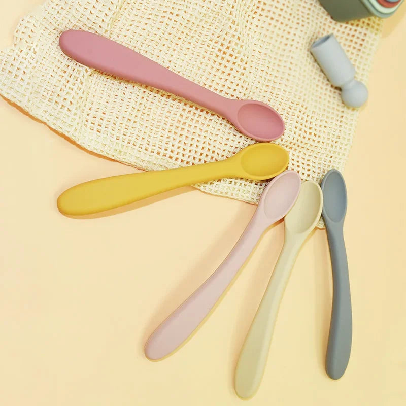 présentation de cuillères en silicone pour degrés dans une gamme de couleur variée.