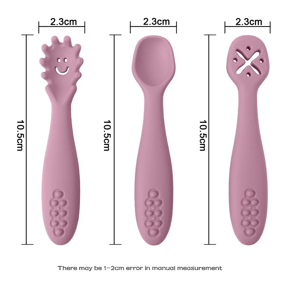 Présentation de la taille de trois cuillères pour bébé roses en silicone, avec les dimensions indiquées en centimètres.