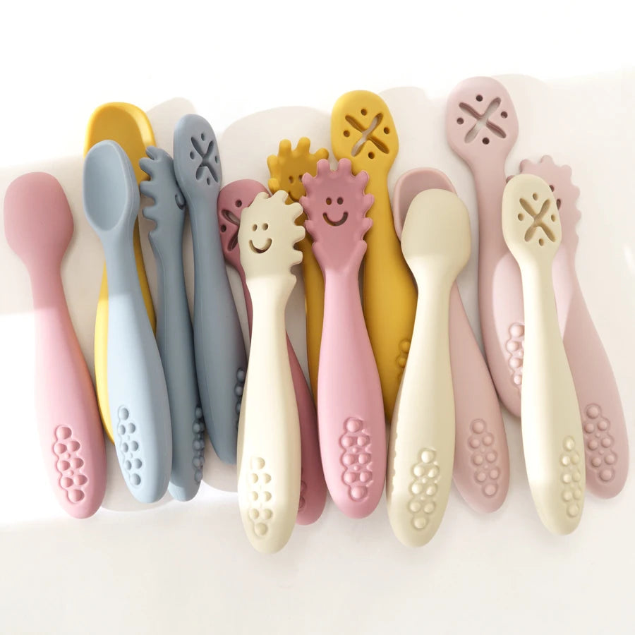 Présentation d'un ensemble de cuillères pour bébé en silicone de différentes couleurs et motifs, disposées ensemble. Présentation d'un ensemble de cuillères pour bébé en silicone de différentes couleurs et motifs, disposées ensemble.