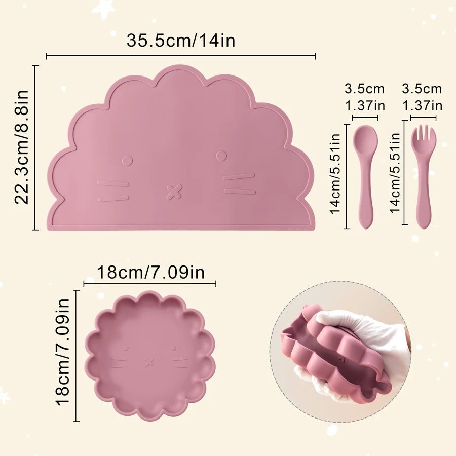 Présentation d'accessoires pour bébé en silicone rose, avec les dimensions de l'assiette, des couverts et du set de table.
