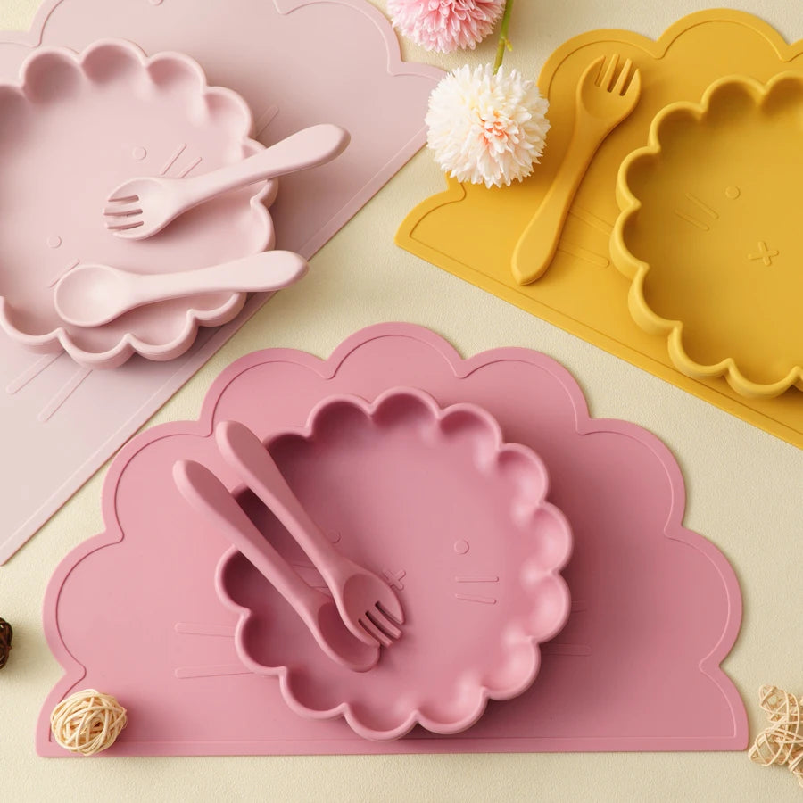 Présentation de plusieurs assiettes et couverts pour bébé en silicone, montrant les différentes couleurs disponibles.