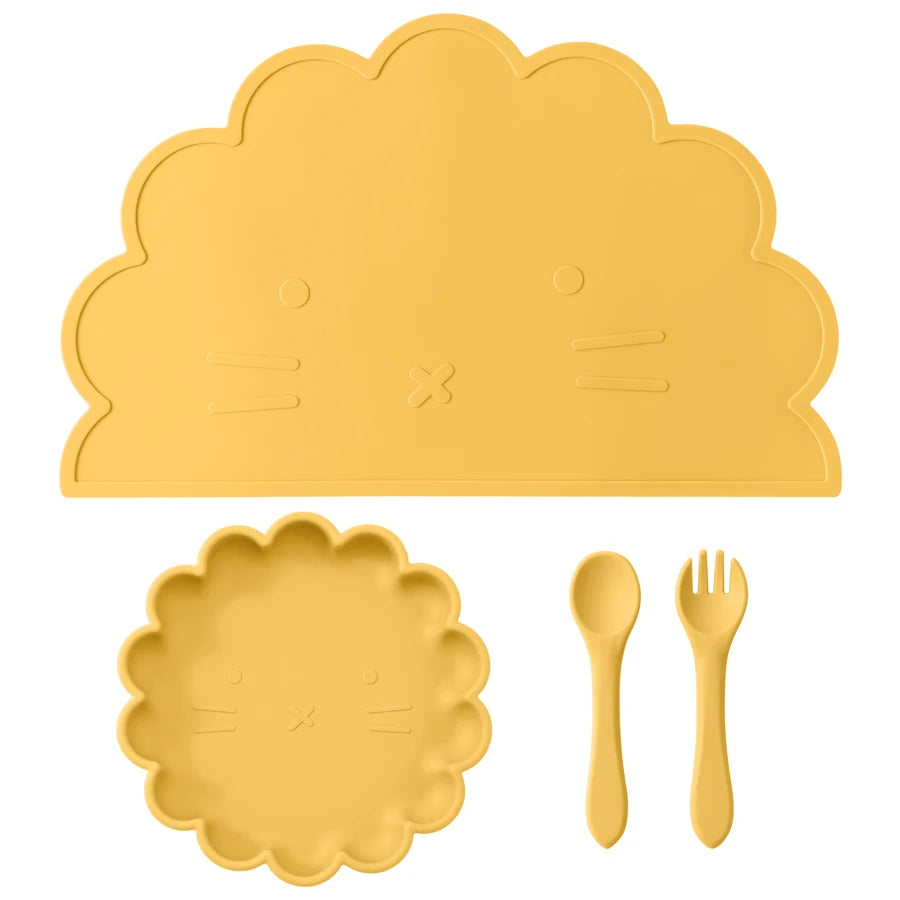 Présentation d'une assiette, un set de table et de couverts pour bébé en silicone jaune, sur un fond blanc.