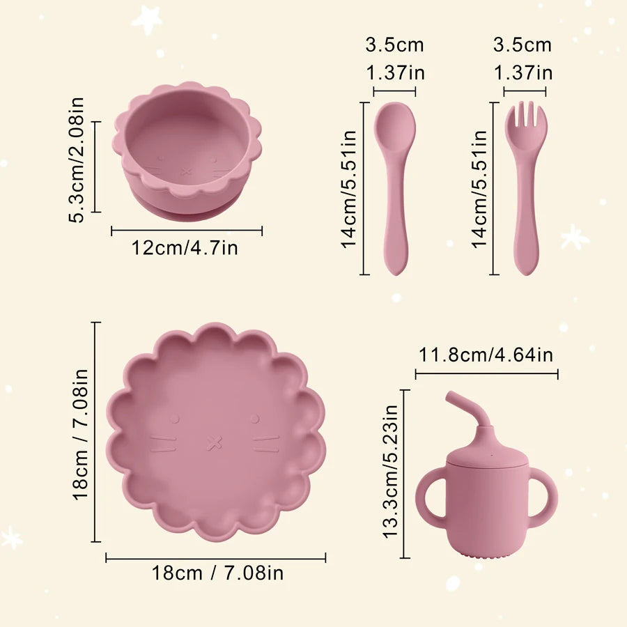 Présentation d'une assiette, d'un bol, d'un gobelet et de couverts pour bébé en silicone rose foncé, avec les dimensions indiquées.