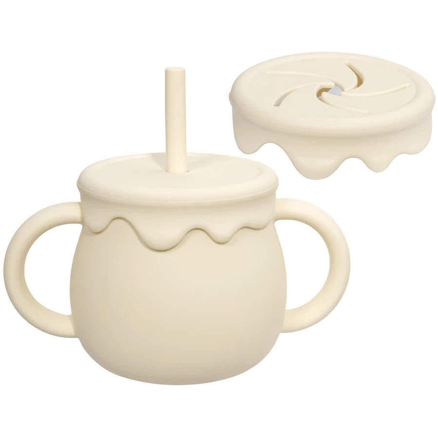 Présentation d'une tasse d'apprentissage Winnie pour bébé beige avec un couvercle.