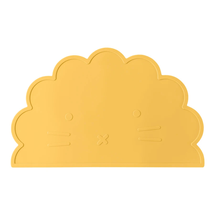 Présentation d'un set de table pour bébé en silicone jaune.