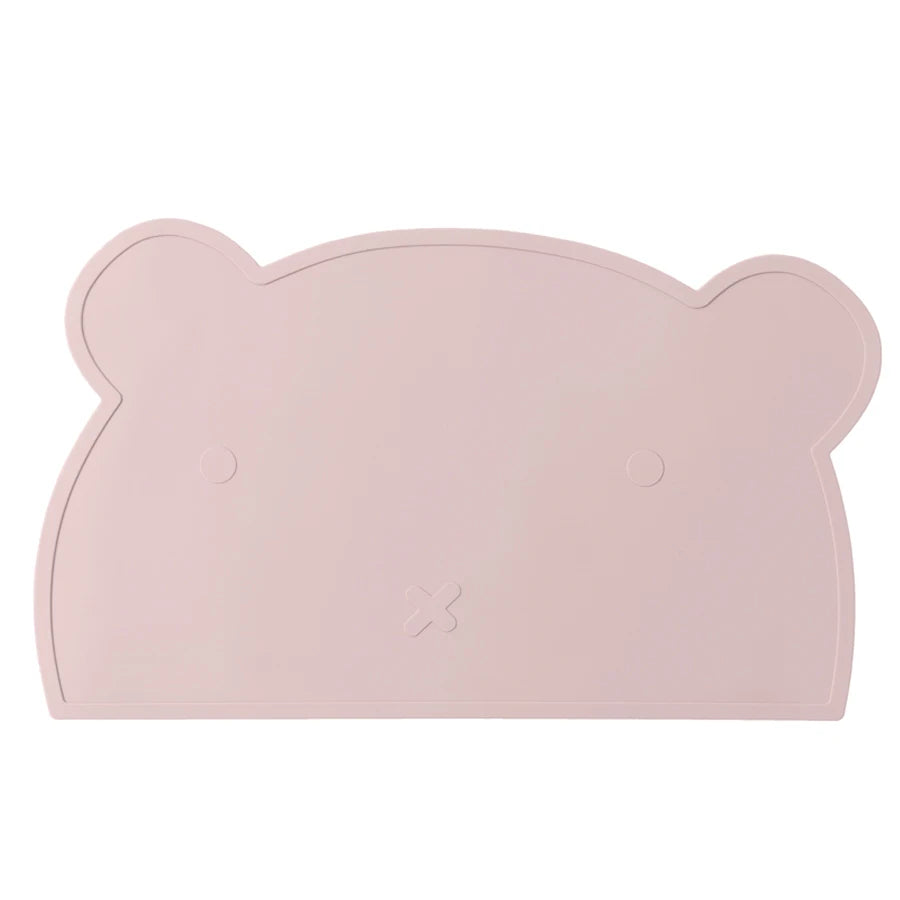 Présentation d'un set de table en forme d'ours pour bébé en silicone rose clair.