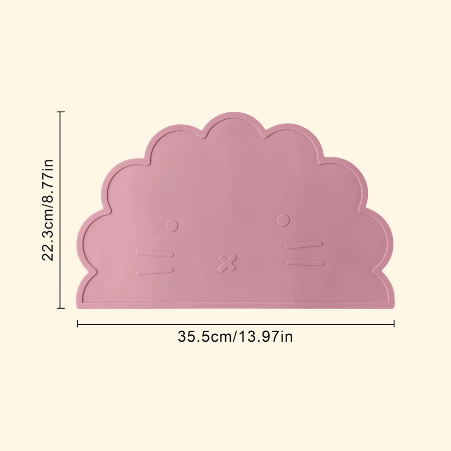 Présentation d'un set de table pour bébé avec un visage d'animal, avec les dimensions de 35,5 cm de largeur et 22,3 cm de hauteur.