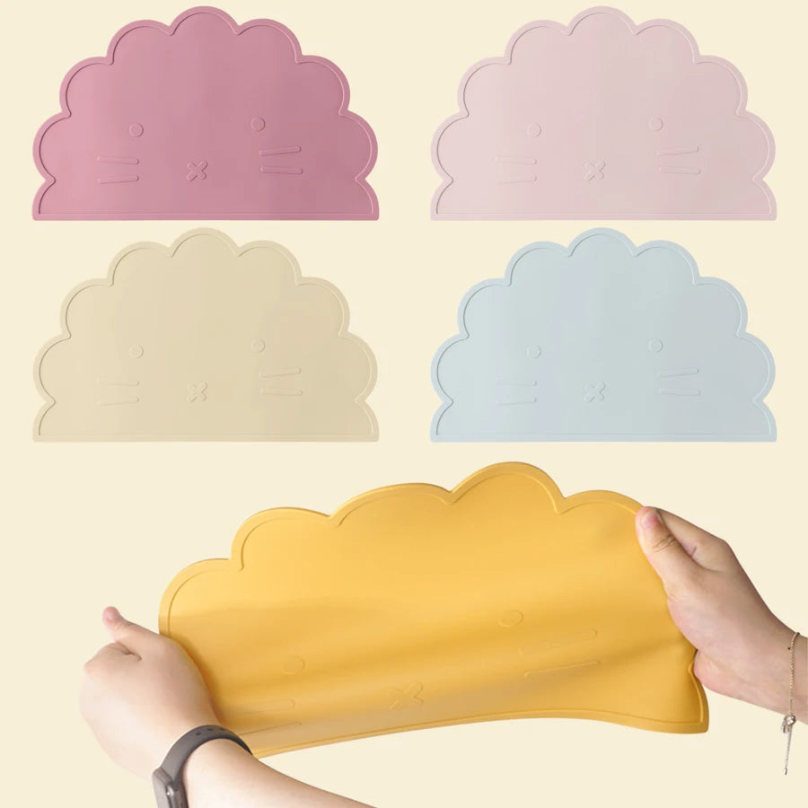 Présentation de sets de table pour bébé en silicone de différente couleurs, et puis des mains tenant un set jaune pour voir comment il est élastique.
