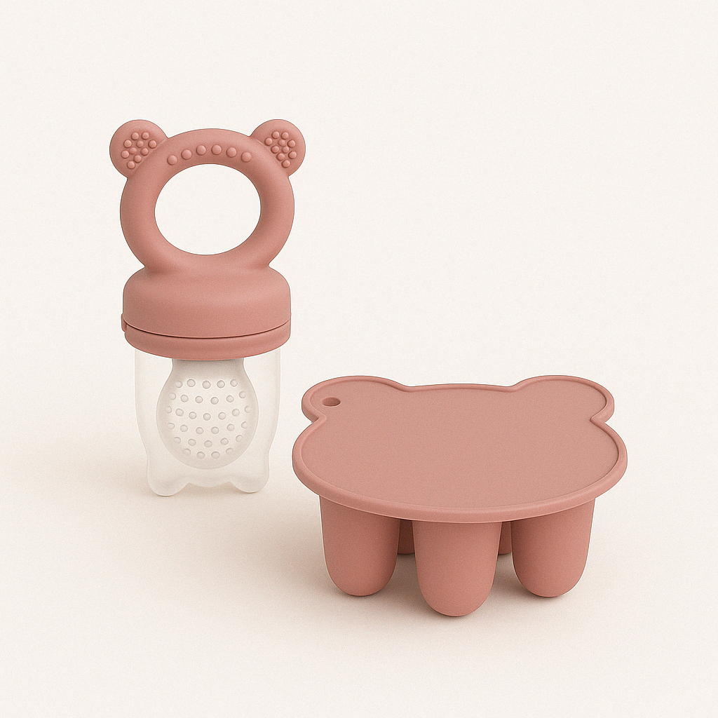Présentation d’une image produit où on l’on voit une tétine aliment Son moule un glaçon pour insérer des glaçons dans la tétine de couleur rose claire sur un fond neutre, crème.
