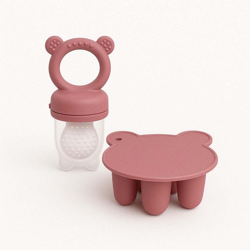 Présentation d’une image produit où on l’on voit une tétine aliment Son moule un glaçon pour insérer des glaçons dans la tétine de couleur rose foncé sur un fond neutre, crème.