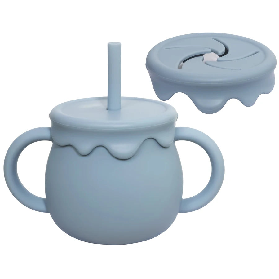 Présentation d'une tasse d'apprentissage Winnie pour bébé bleu avec un couvercle.