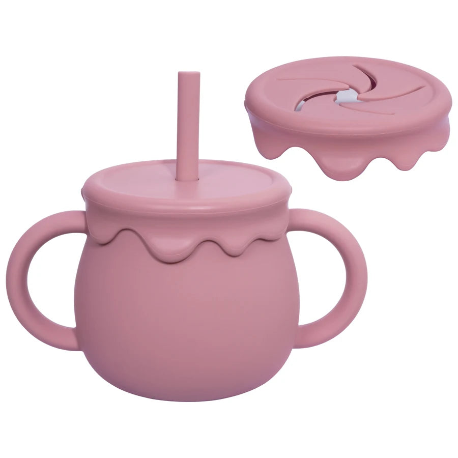 Présentation d'une tasse d'apprentissage Winnie pour bébé rose foncé avec un couvercle.