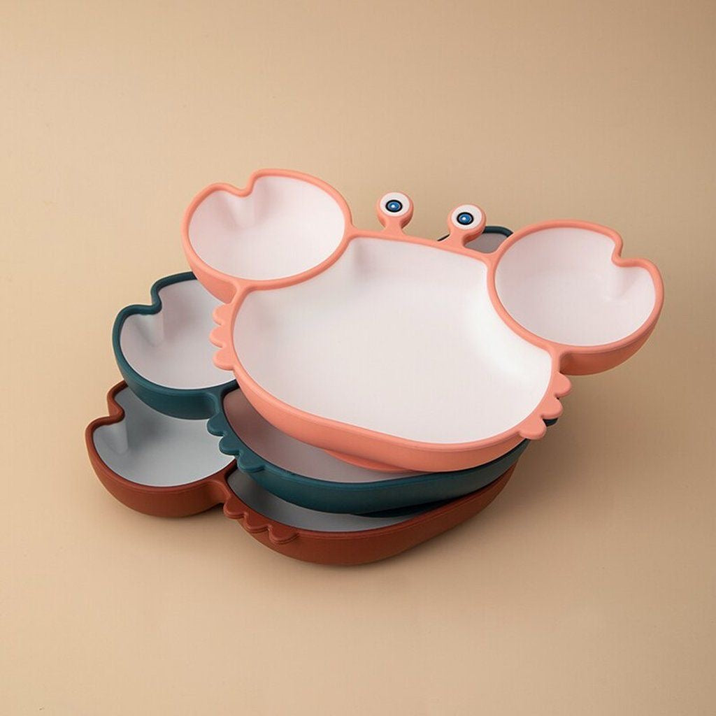Présentation de trois assiette en forme de crabe empiler de différentes couleurs (rouge, bleu et rose).