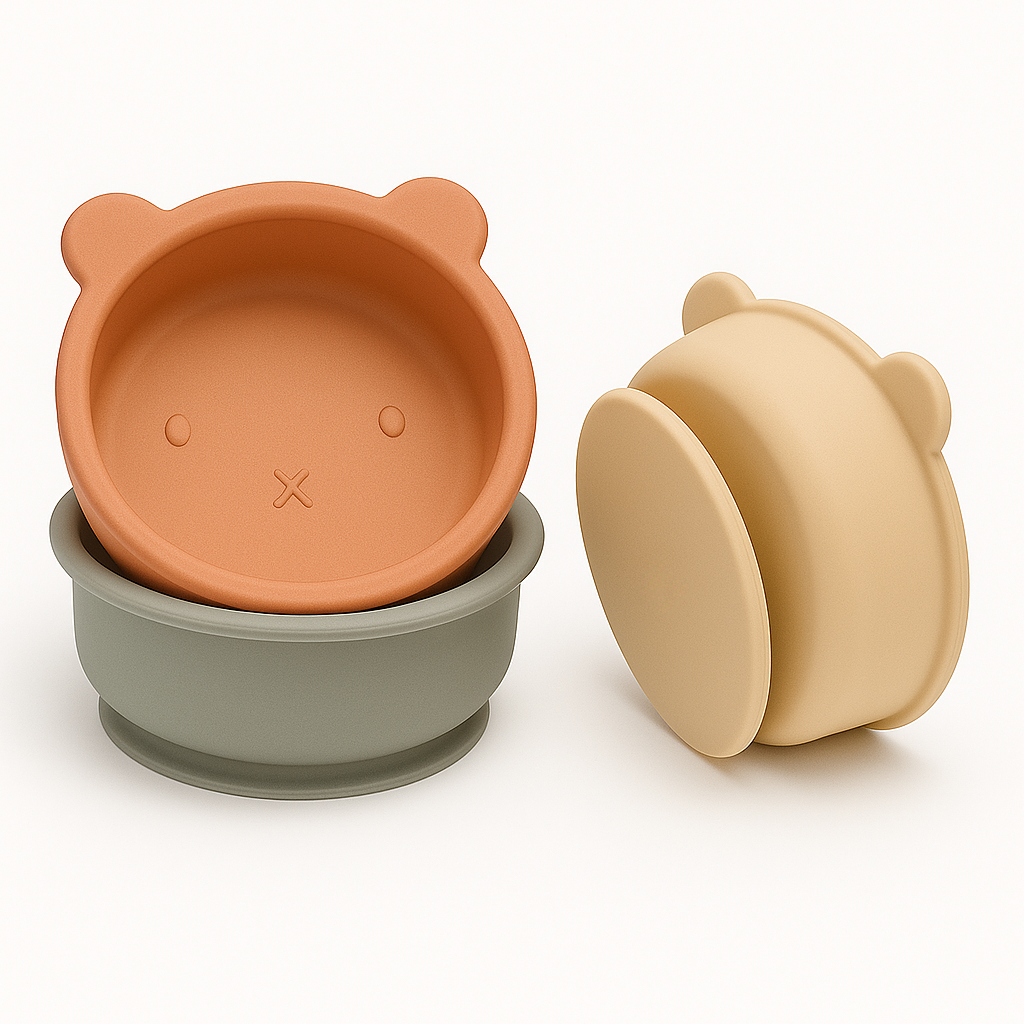 Présentation de trois bols pour enfant en silicone en forme d’ours de couleur différente