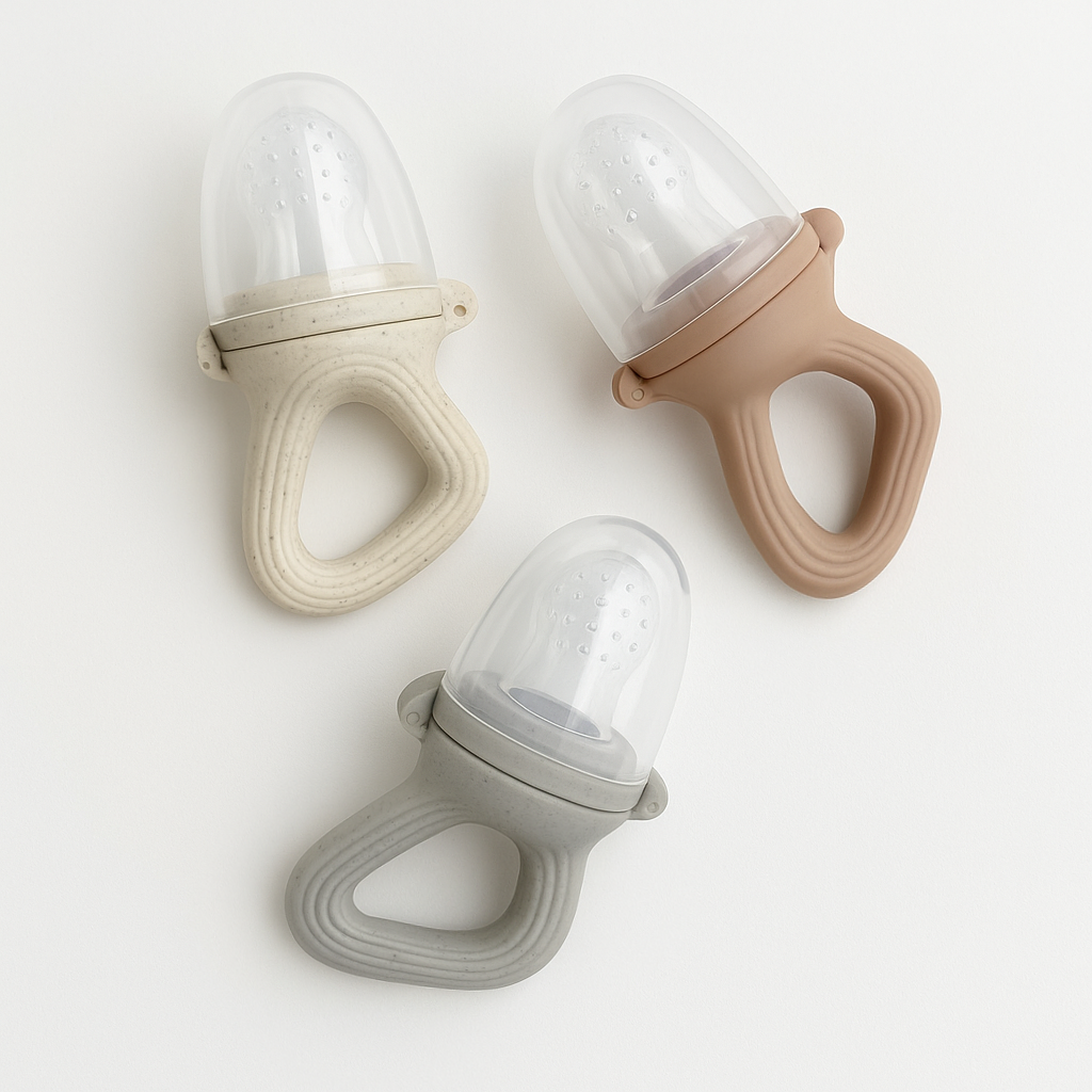 Présentation de trois tétine Grignoteuses de couleur différente et qui ont pour forme un espèce de triangle pour la tenir, il y a la couleur beige, la couleur marron claire et gris