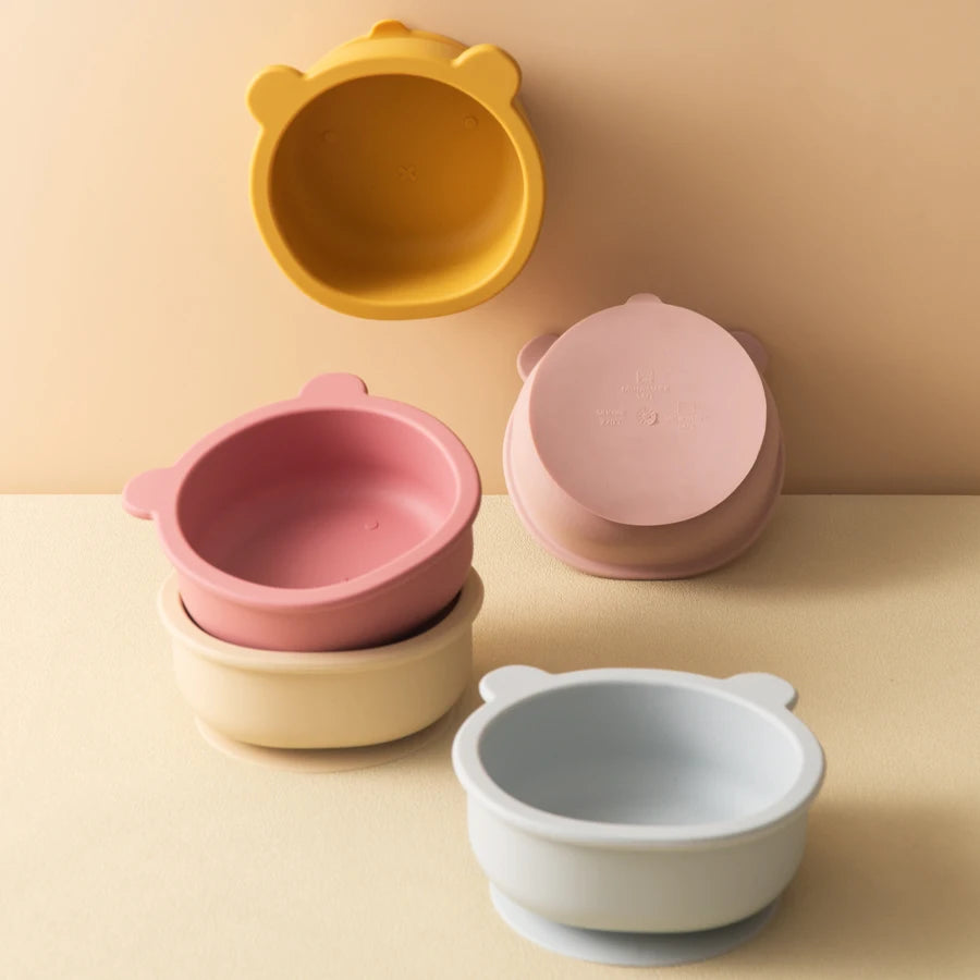 Présentation de bols pour bébé en silicone en forme d'ours, dans une gamme de couleurs variées.