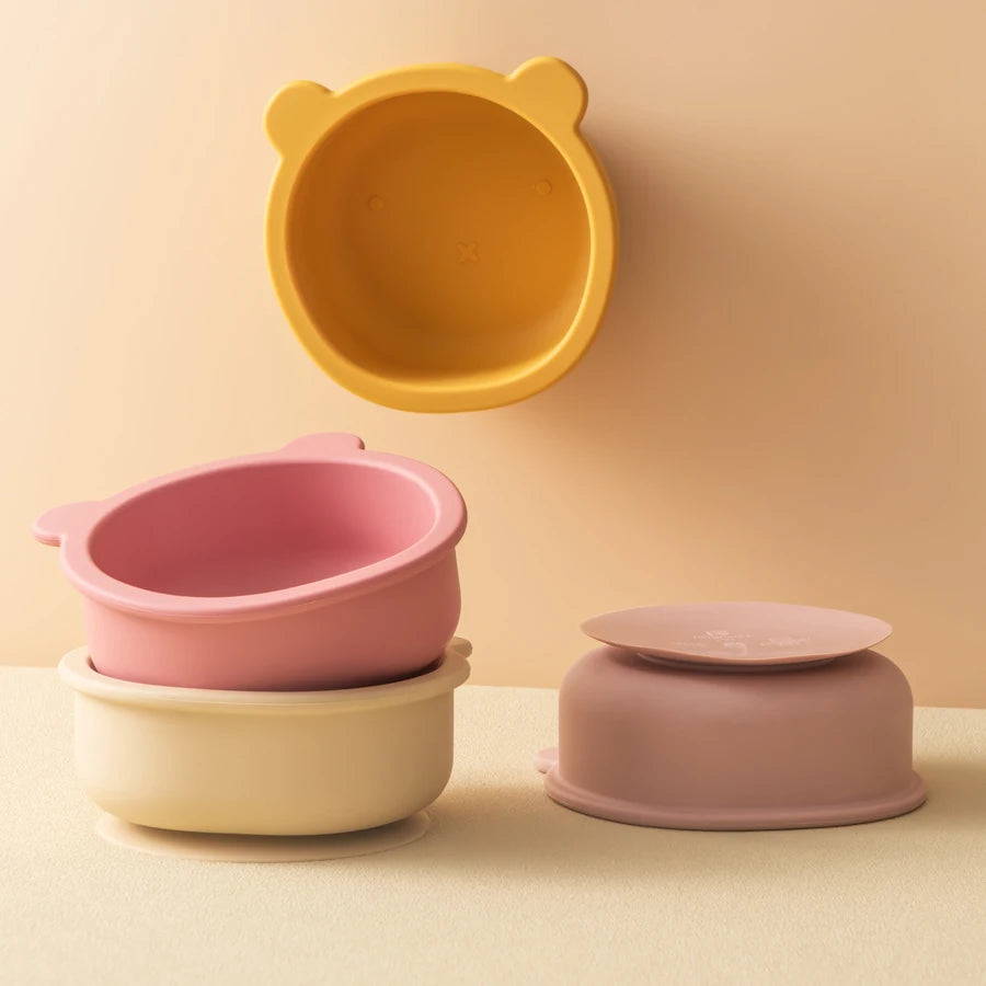 Présentation de bols pour bébé en silicone en forme d'ours, dans une gamme de couleurs variées.