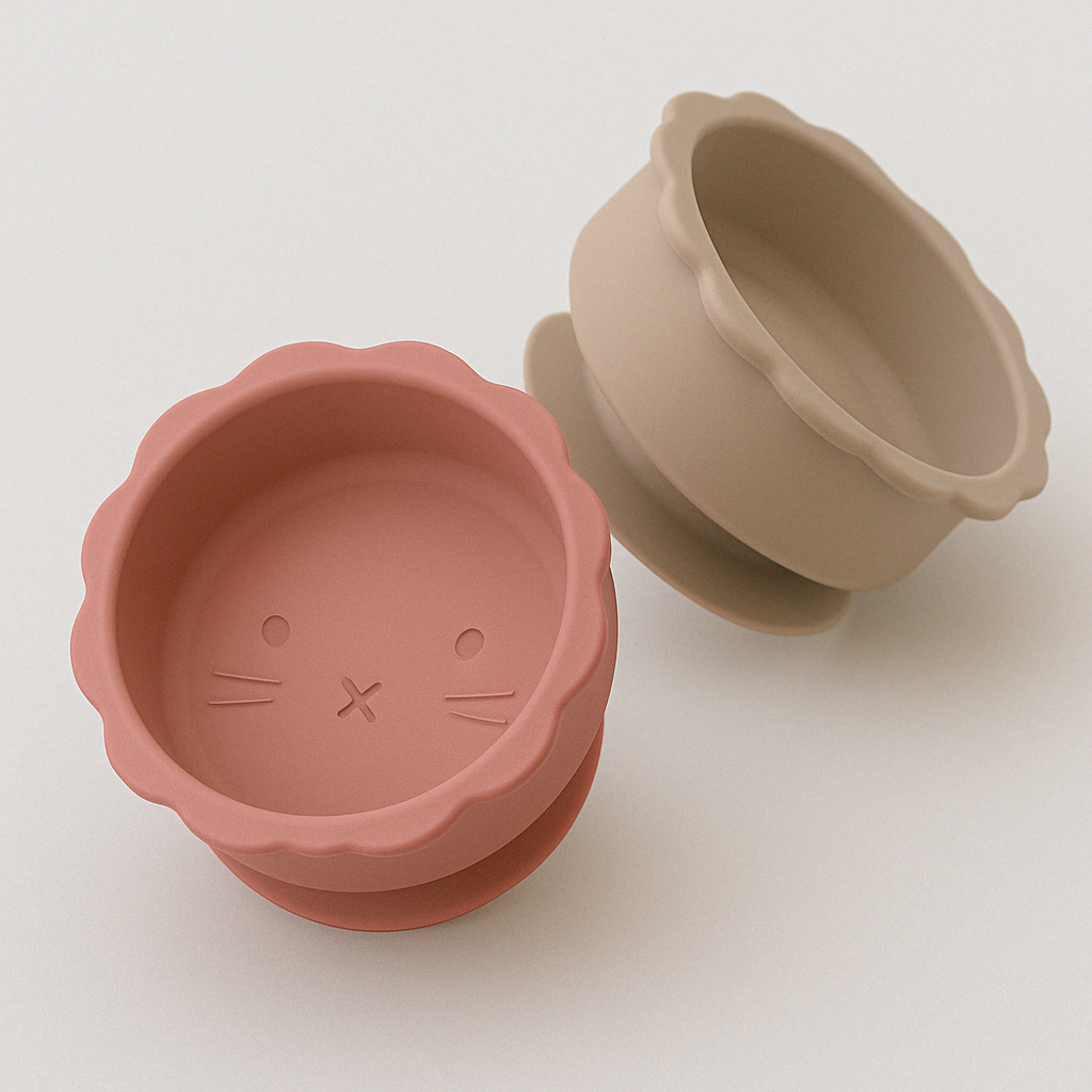 présentation d’un duo de bol en forme de petits lions, de couleur différente, donc un qui est rose et un autre qui est beige sur un fond Blanc.