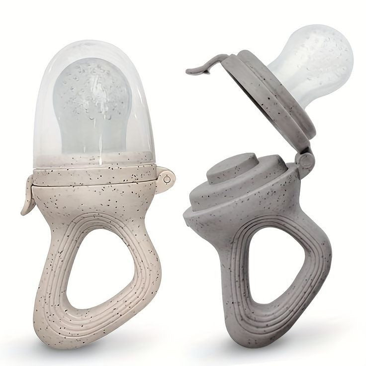 Présentation de deux tétine alimentaire pour bébé en silicone beige et grise.