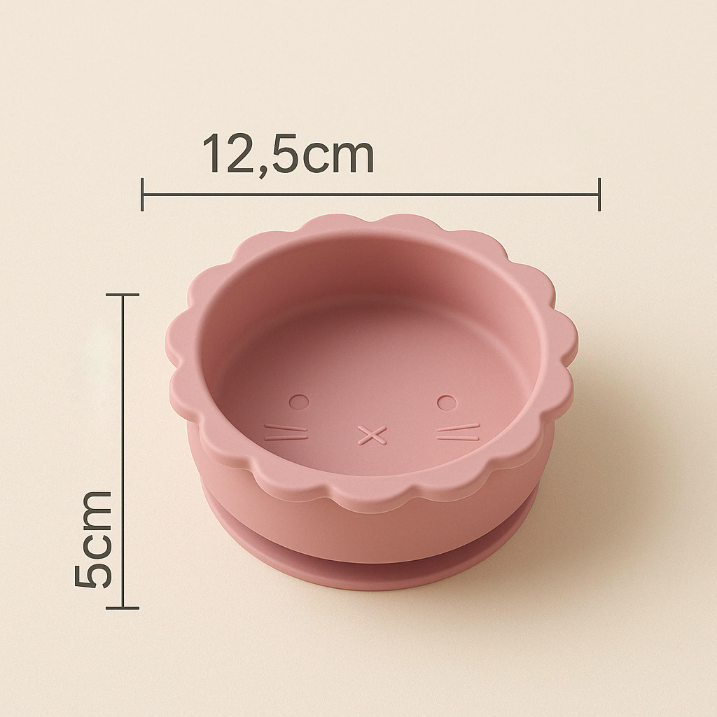  Présentation d’une image, produit d’un ballon silicone de couleur rose en forme de petit lion Sur lequel il y a sur les côtés, la taille du bol qui fait 5 cm Sur un fond beige.