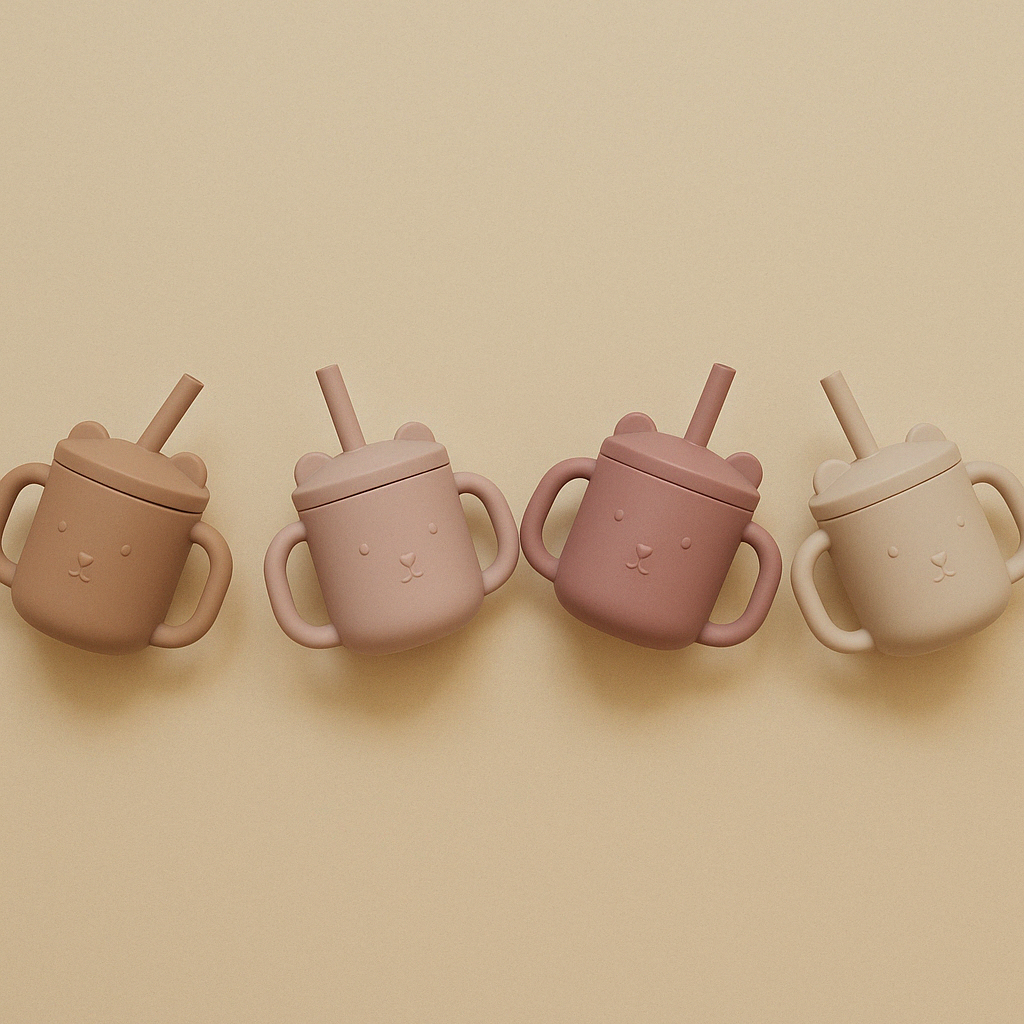 Présentation de qu’âtres tasse en silicone en forme de chat de couleur différente.
