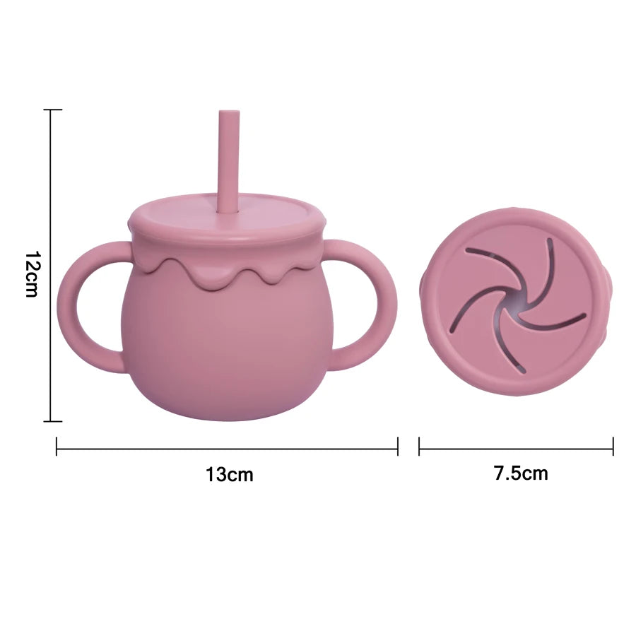 Présentation d'une tasse d'apprentissage pour bébé rose en silicone avec un couvercle, avec les dimensions de 13 cm de largeur et 12 cm de hauteur.