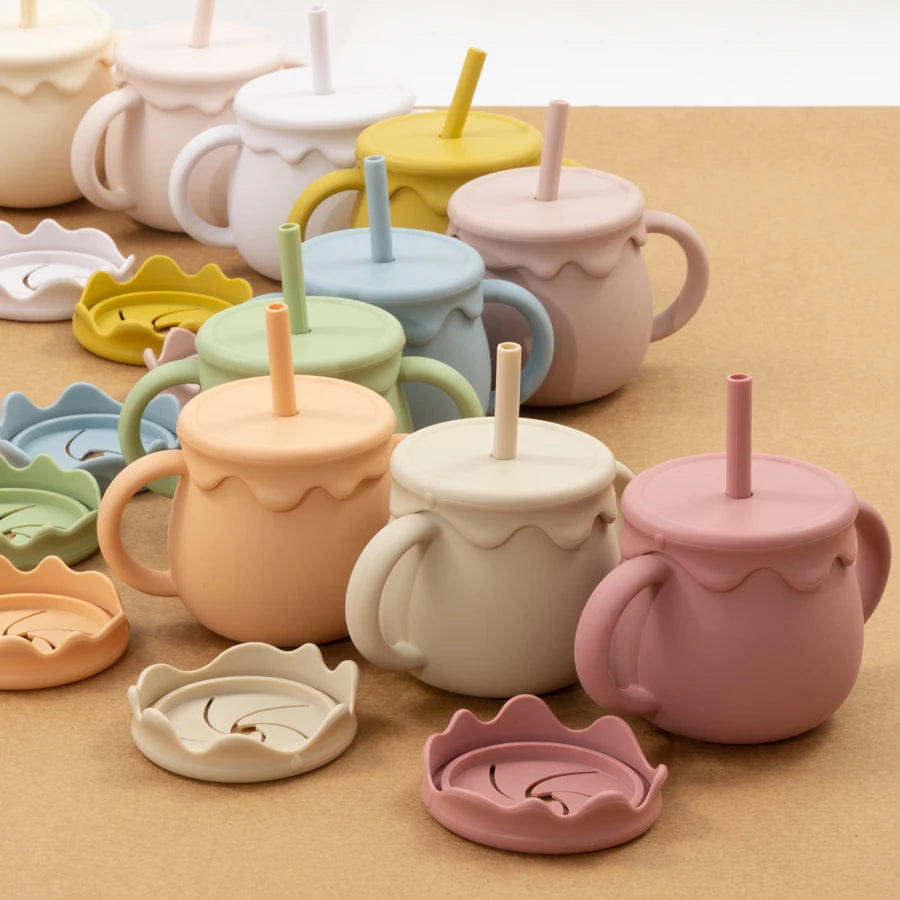 présentation de plusieurs tasses de couleur différentes en forme de peau, de miel, avec deux couverts clans, le couvercle paille et un couvercle basique pour attraper des fruits (Rose foncée, beige, orange, vert, bleu, jaune, blanc, rose claire).