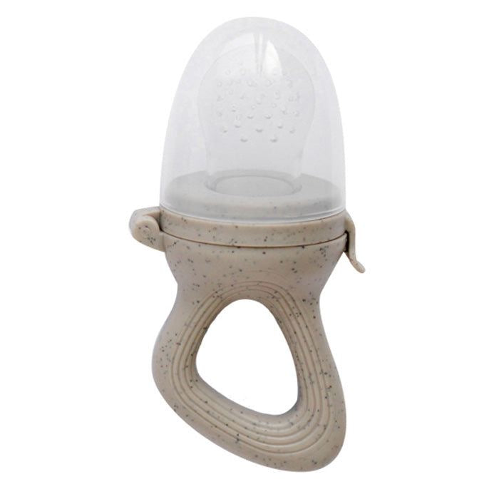 Présentation d'une tetine alimentaire pour bébé beige, conçue pour les fruits.