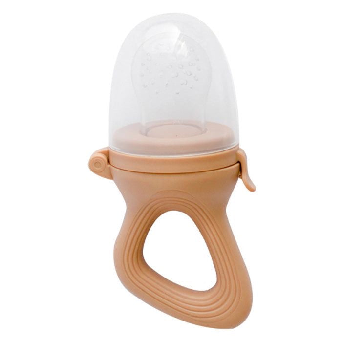 Présentation d'une tetine alimentaire pour bébé beige, conçue pour les fruits.