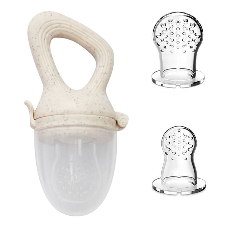 Présentation d'une tétine alimentaire pour bébé en silicone beige avec deux embouts de tailles différentes.