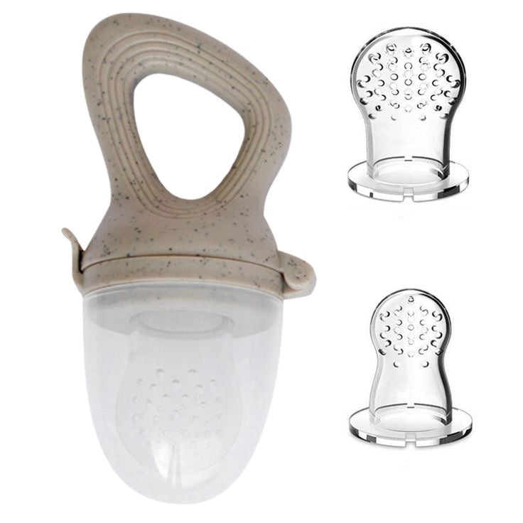 Présentation d'une tétine alimentaire pour bébé en silicone gris avec deux embouts de tailles différentes.