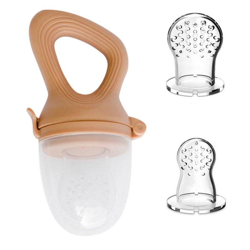 Présentation d'une tétine alimentaire pour bébé en silicone marron avec deux embouts de tailles différentes.