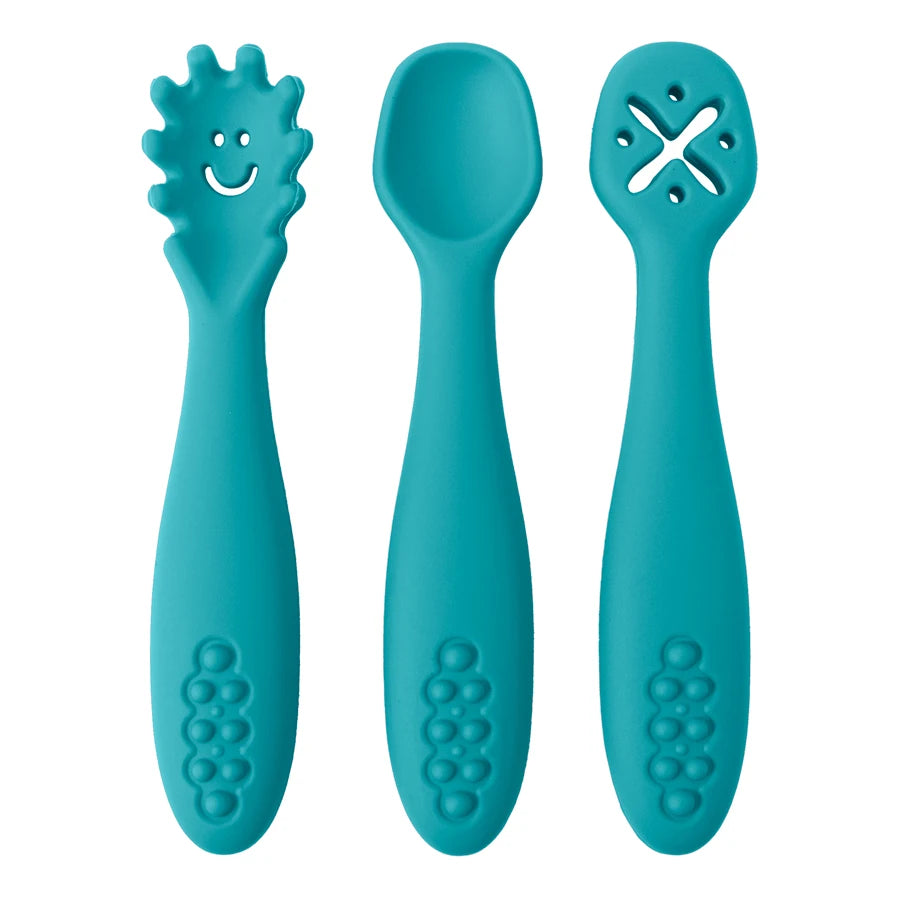 Présentation d'un ensemble de trois cuillères pour bébé bleu turquoise en silicone avec des motifs variés.
