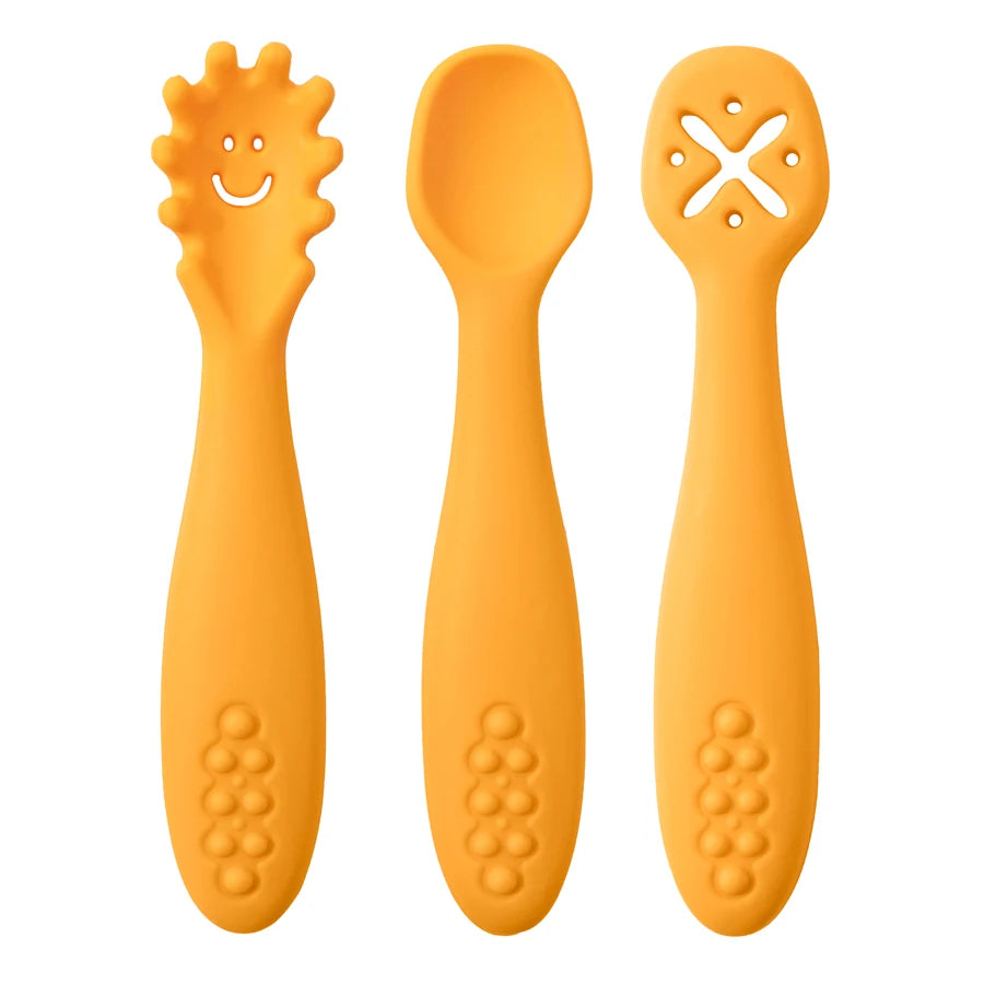 Présentation d'un ensemble de trois cuillères pour bébé orange en silicone avec des motifs variés.